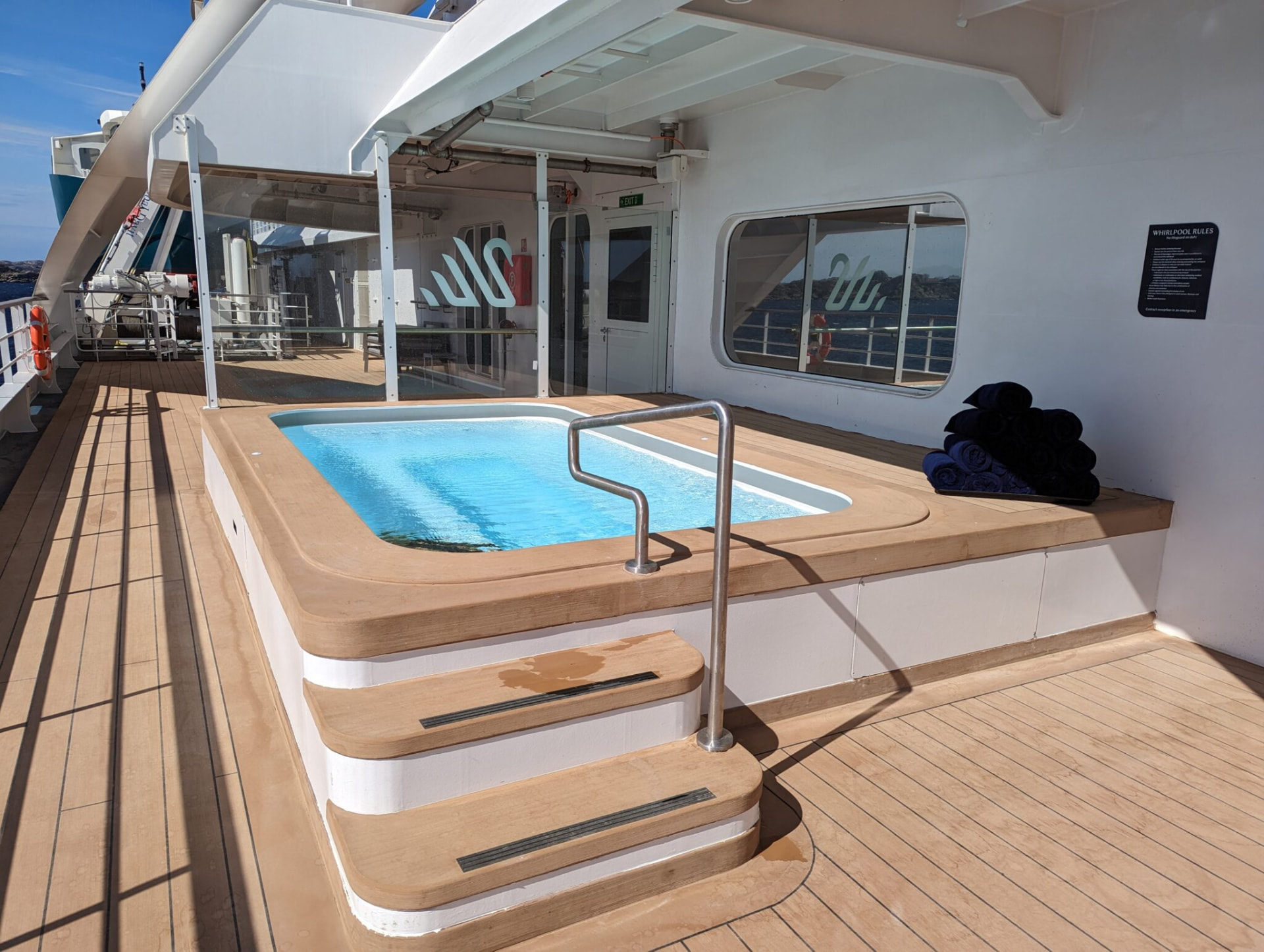 Structural laminated glass wake wall on a Riverian marine pool